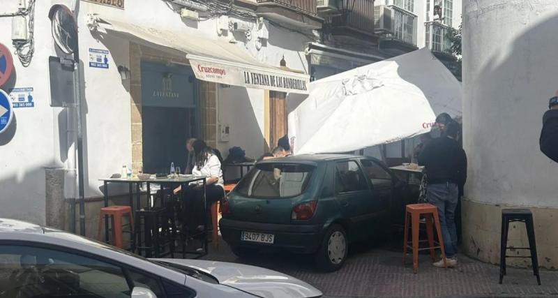 Il se trompe de rue et pulvérise la terrasse d’un bar en pleine zone piétonne