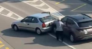 Il colle la voiture devant lui et l'écarte de son passage en accélérant : la course de ce conducteur furieux finit sur le bas-côté