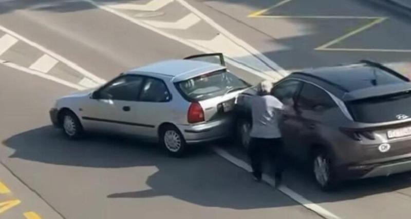  - Il colle la voiture devant lui et l'écarte de son passage en accélérant : la course de ce conducteur furieux finit sur le bas-côté