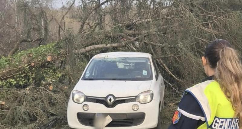 Il porte secours à un automobiliste accidenté… qui lui vole sa voiture et provoque deux autres collisions