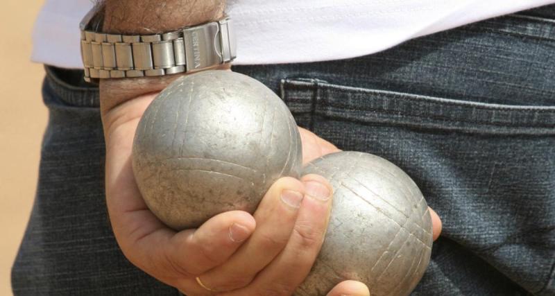 Une boule de pétanque détruit 23 véhicules dans un parking souterrain