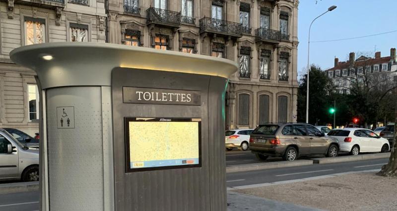 Une Clio termine sa course dans les toilettes publiques, la conductrice a confondu les pédales
