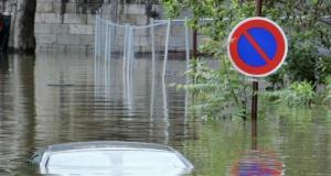 Un conducteur oublie de mettre le frein à main sur son véhicule, il finit dans le fleuve