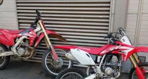 Rodéo urbain : la scène dégénère en quelques secondes lors d'une intervention policière, deux motos abandonnées après un choc spectaculaire