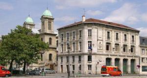 Sa voiture disparaît dans l’eau sous ses yeux alors qu'il prenait des photos d'inondation !