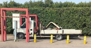 Contrôle de routine… puis la surprise : cette camionnette roulait avec une charge totalement démesurée