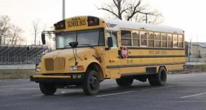 Elle autorise un bus scolaire à se garer dans son jardin… et se retrouve à dormir dans sa voiture