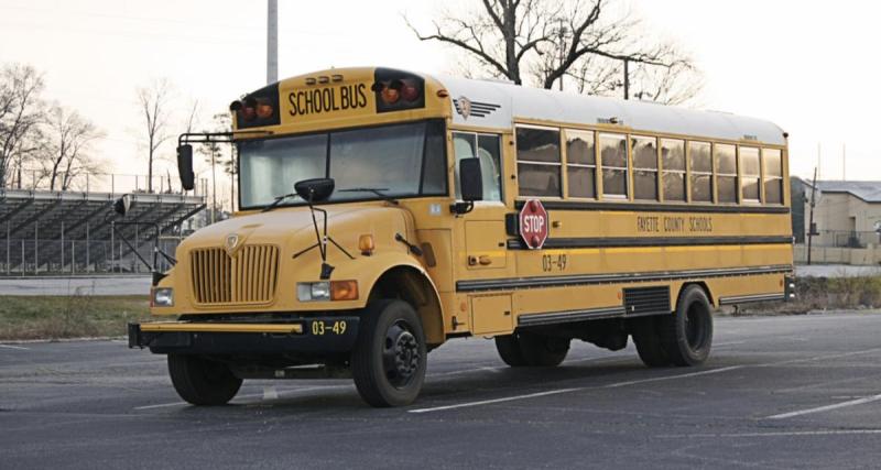  - Elle autorise un bus scolaire à se garer dans son jardin… et se retrouve à dormir dans sa voiture