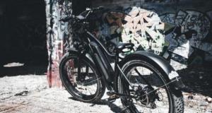 Il voulait un vélo électrique plus rapide pour son fils de 12 ans, le trafique pour atteindre les 100 km/h : il grille le feu rouge et se fait percuter