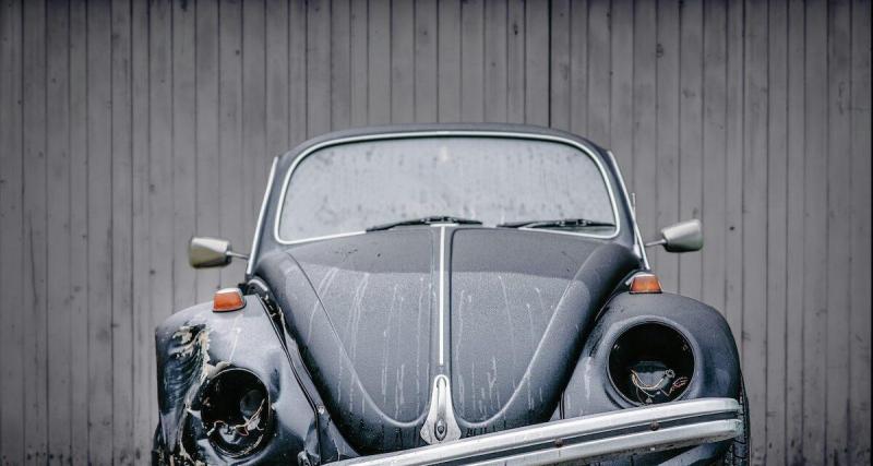 Ahurissant : il reprend la route au volant d’une épave… la tête hors de la voiture (vidéo)