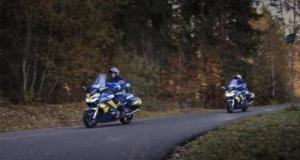 En pleine course-poursuite, ils échangent leur place dans la voiture... Sous les yeux de la police