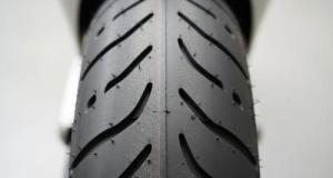 Choisir les bons pneus pour sa moto : guide pratique pour une conduite sécurisée