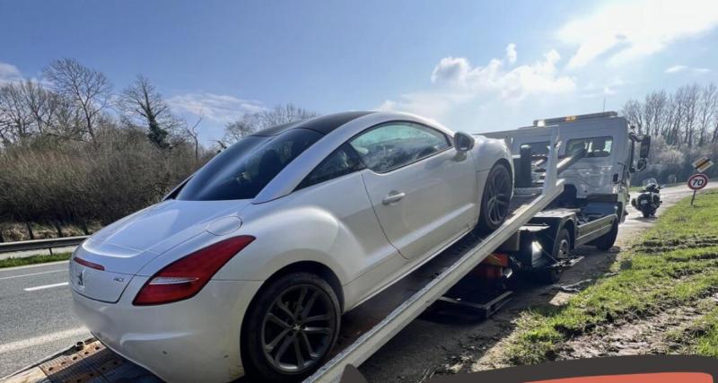 Au volant d’une voiture volée, il fuit la police pendant près d’une heure : ça se finit mal pour lui