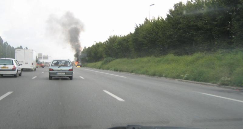 Une famille s’échappe d’une voiture en feu… Elle continue sa route sur 3km