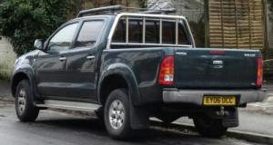 Il prend des risques inconsidérés pour arrêter une voiture folle avec son pick-up et sauve un conducteur victime d’un malaise