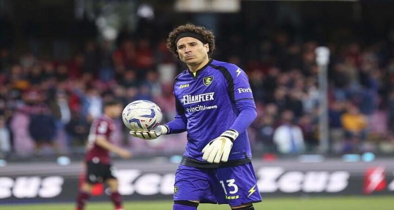  - Football : Guillermo Ochoa à la même table que Messi et Ronaldo