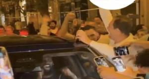 Un célèbre joueur du Réal Madrid danse dans sa voiture avec ses supporters au milieu d’une foule