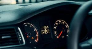 Panique au volant : elle jure qu’un intrus se cache dans sa voiture… les pompiers démontent et découvrent un python birman dans le tableau de bord