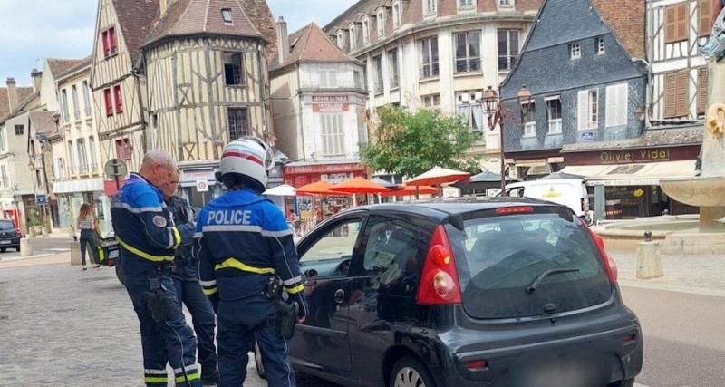 Contrôle routier hallucinant : une ado de 15 ans conduit en ville avec une passagère de 12 ans, son passif laisse perplexe