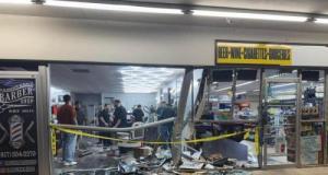 Une voiture s’invite dans un salon de coiffure par erreur, ciseaux et clients projetés : le conducteur âgé a confondu la marche avant avec la marche arrière