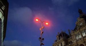 Cette ville éclaire ses routes en rouge, dangereux pour les automobilistes ?