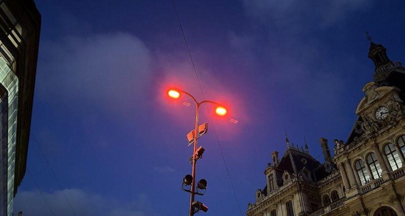  - Cette ville éclaire ses routes en rouge, dangereux pour les automobilistes ?