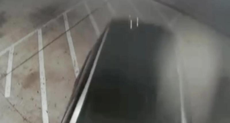 Un conducteur confond marche avant et arrière : nouvelle coupe pour la voiture dans un salon de coiffure..