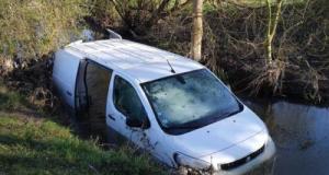 Un coup de fatigue qui a failli mal tourner : il s’endort au volant après une soirée au club de foot… et son véhicule finit dans la rivière !