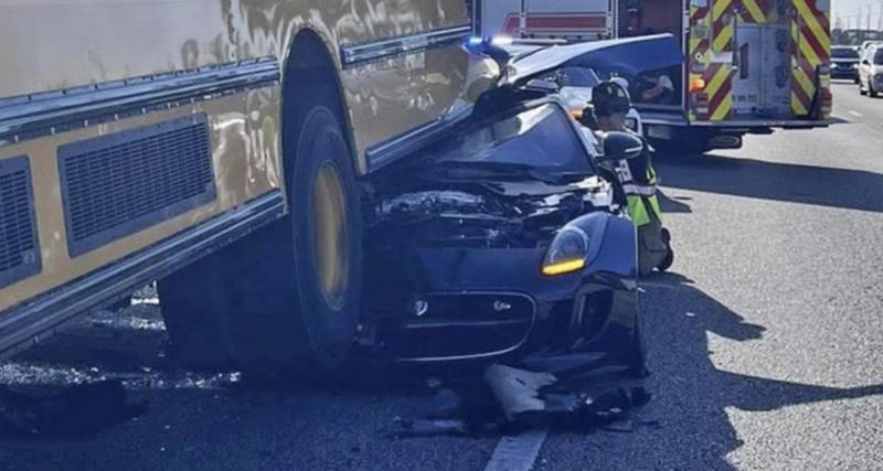  - Un conducteur au volant d’une jaguar finit sa course sous la roue arrière d’un bus, il s’en sort avec quelques égratignures