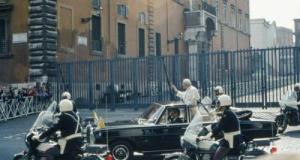 Le pape change de volant : en pleine crise, ce constructeur offre une rutilante voiture à Léon XIV