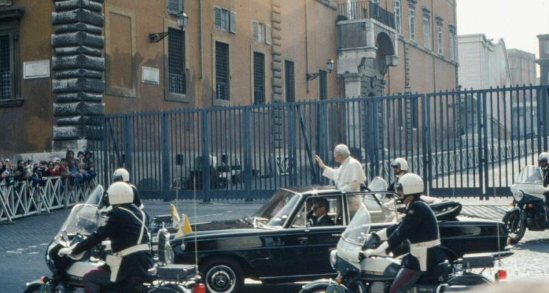  - Le pape change de volant : en pleine crise, ce constructeur offre une rutilante voiture à Léon XIV