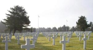 Il voulait éviter des chevreuils… sa voiture finit sa course dans un cimetière militaire, détruisant quatorze croix en une nuit