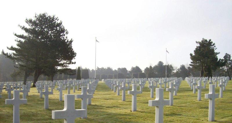 Il voulait éviter des chevreuils… sa voiture finit sa course dans un cimetière militaire, détruisant quatorze croix en une nuit