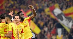 Lens ne fait qu'une bouchée d'Angers et passe provisoirement leader de Ligue 1