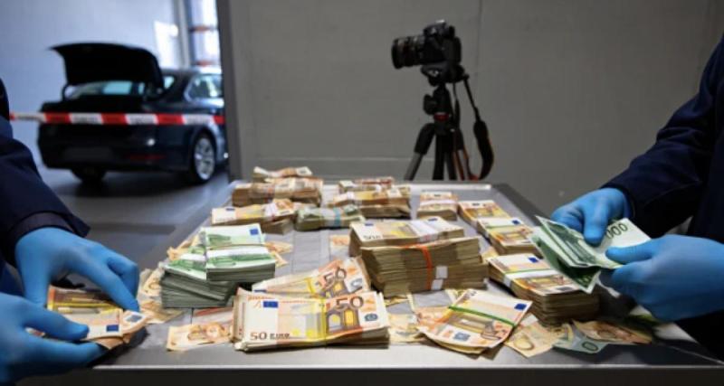 Un conducteur en excès de vitesse rapporte gros aux gendarmes : 59 000€ en liquide découvert et près de 200g de drogues