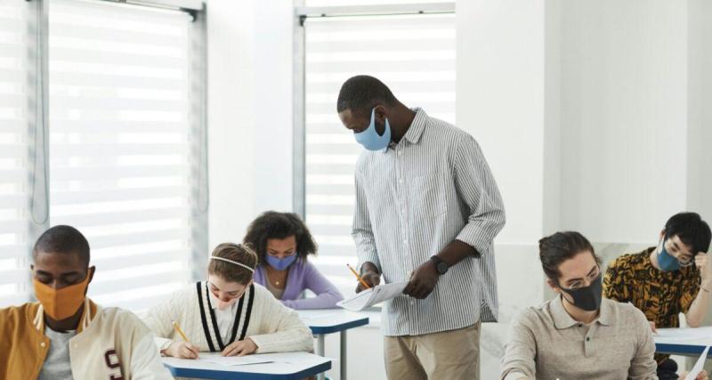 Incroyable fraude au permis de conduire : le moniteur d'auto-école murmure les réponses à ses élèves pendant l’examen, même avec l’aide certains échouent