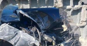 Quand freiner trop tard coûte cher : voiture hors d’usage après un tout droit violent dans un muret suite à une perte de contrôle