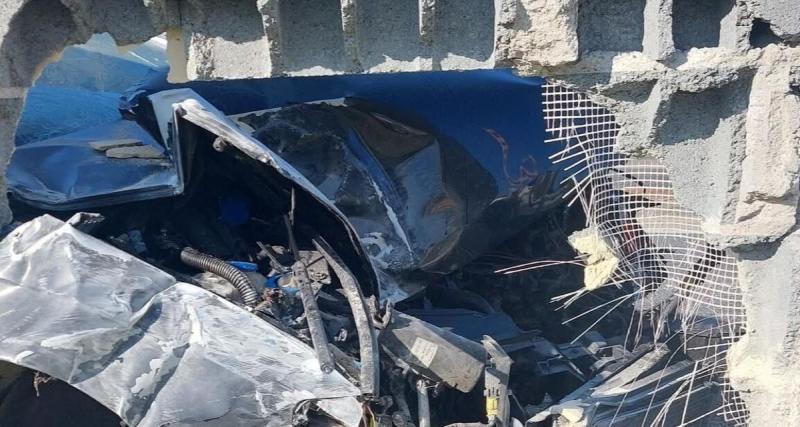  - Quand freiner trop tard coûte cher : voiture hors d’usage après un tout droit violent dans un muret suite à une perte de contrôle