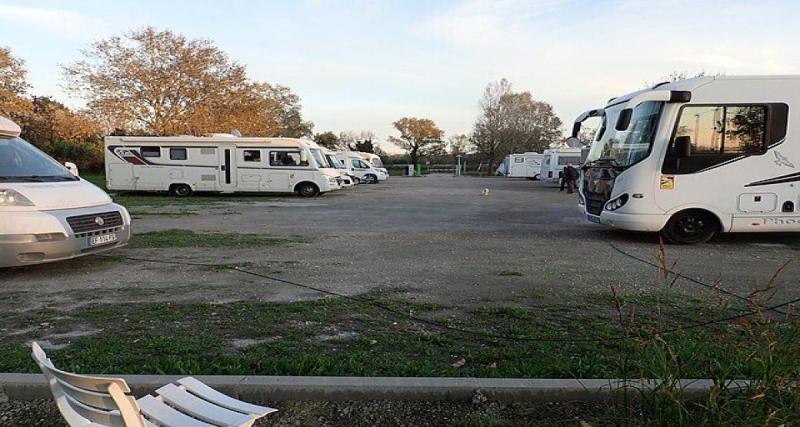 Sa voiture tombe en panne… Il décide donc de voler un camping-car