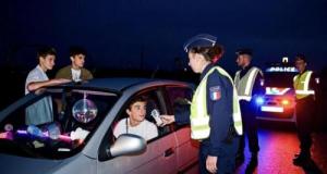 Trois jeunes transforment une voiture en boîte de nuit roulante : la police vient stopper la fête