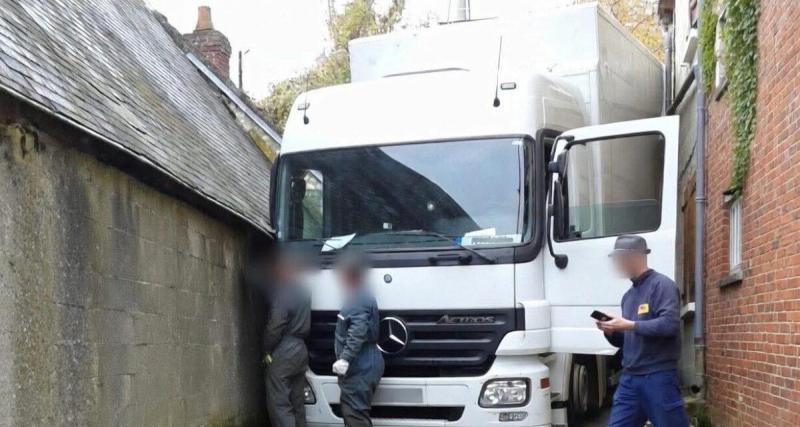 Il s’engage dans une ruelle interdite : son camion reste bloqué entre deux maisons et provoque une opération de dégagement spectaculaire