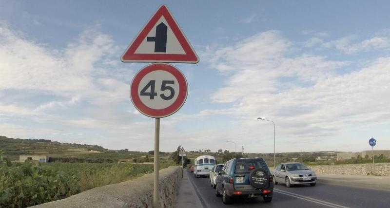  - Trop de voitures sur ses routes : ce pays offre jusqu’à 25 000 € aux jeunes qui renoncent à conduire