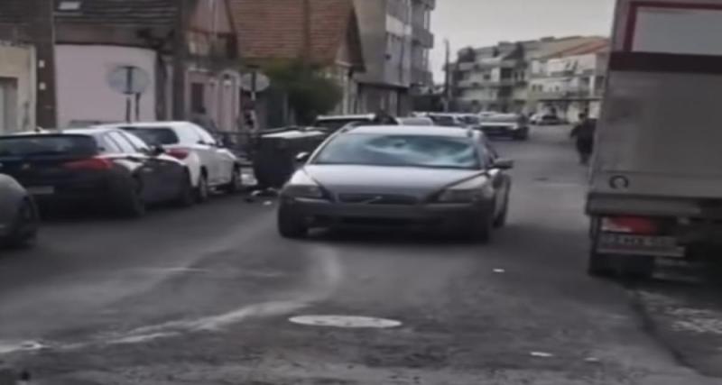  - Au volant d'une Volvo, ce conducteur prend la route à contresens : une ruelle transformée en zone de panique