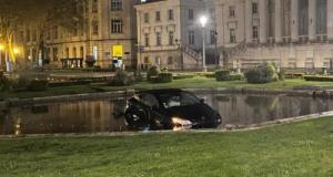 Sous l'emprise de l'alcool, il confond la chaussée à un espace aquatique : sa Renault Mégane finit parfaitement hydratée, son permis retiré sur le champ