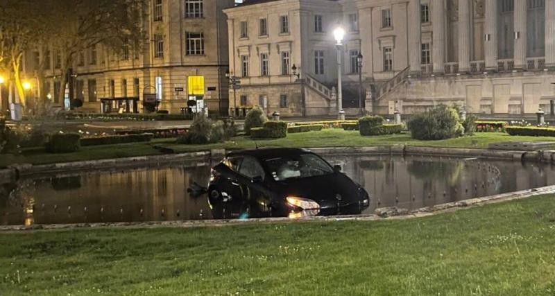  - Sous l'emprise de l'alcool, il confond la chaussée à un espace aquatique : sa Renault Mégane finit parfaitement hydratée, son permis retiré sur le champ