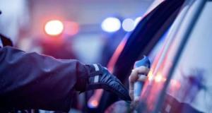 Arrêtée pour sa fille non attachée à l’arrière du véhicule, elle insulte les policiers et finit en garde à vue