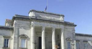 Un automobiliste fonce à 222 km/h pour un rendez-vous judiciaire, mais son excès de vitesse et sa récidive le conduisent directement en prison