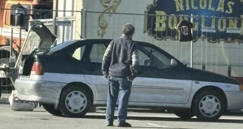  - Sans pression, il repeint sa Polo sur le parking d’un fast-food