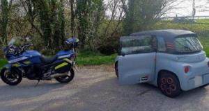 Trop lent mais dangereux ! Une voiture limitée à 45 km/h prend une route interdite, la gendarmerie intervient juste à temps