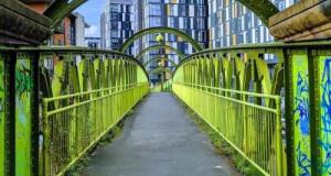 Vidéo. Une conductrice bloque sa voiture… en haut d’une passerelle pour piétons !